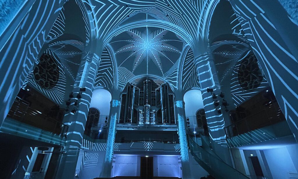 Immersive Lichtinstallation in einer Kirche, blaues Licht