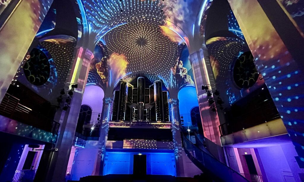 Immersive Lichtinstallation in einer Kirche