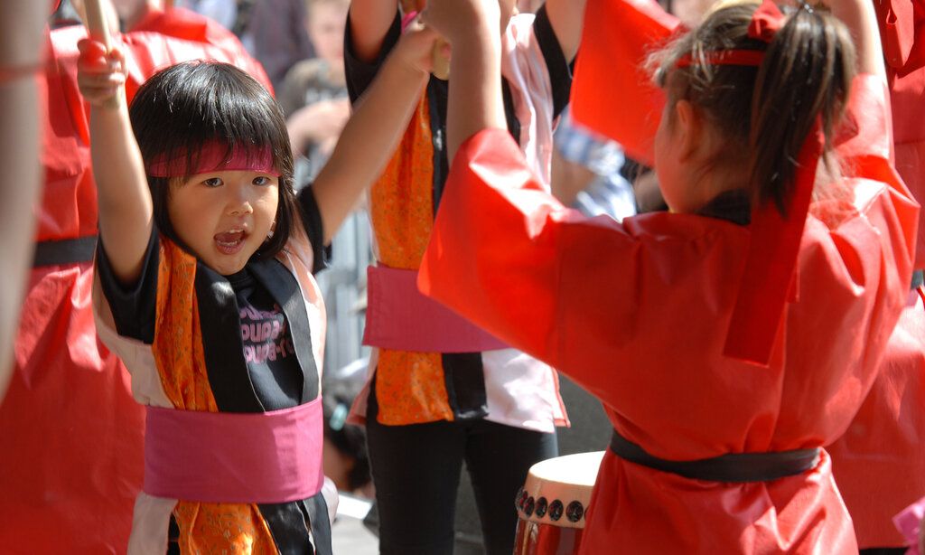 Japanische Kinder trommeln beim Japantag