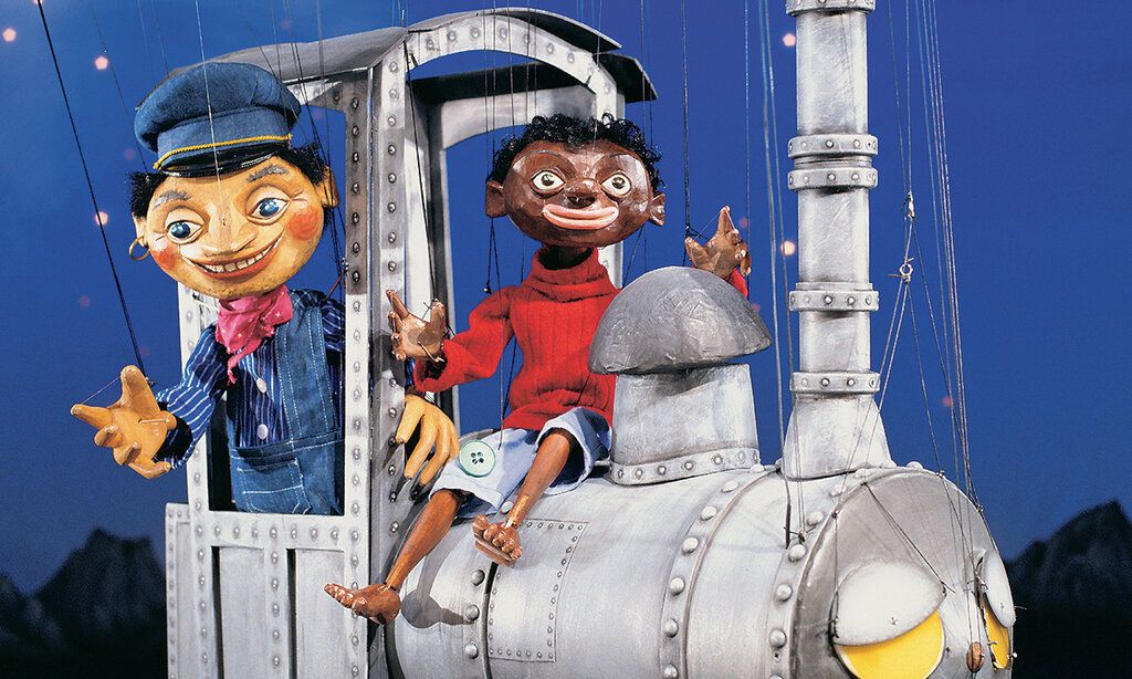 Die Marionetten Jim Knopf und Lukas der Lokomotivführer in der Lokomotive