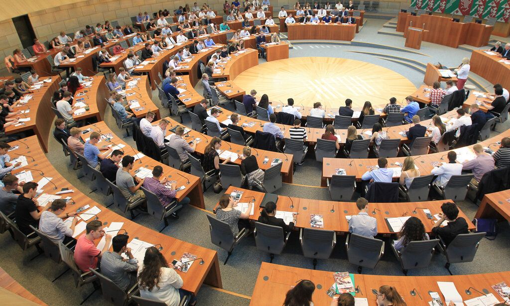 Personen im Plenarsaal des Landtags NRW