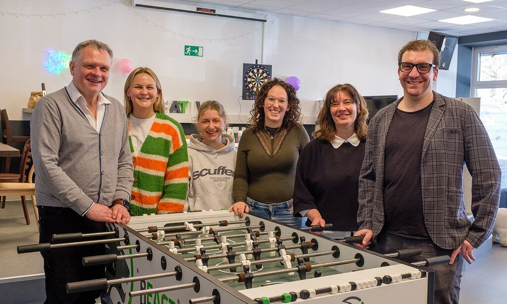 Karl-Hermann Otto, Leiter Jugendreferat, Finja Wischnewski, Mitarbeiterin, Kristin Brinker, ehrenamtliche Mitarbeiterin, Jennifer Leistner, Leiterin der Einrichtung, Nicole Mechtenberg vom Jugendreferat und Tobias Gobiet, 2. Stellvertretender Bezirksbürgermeister.