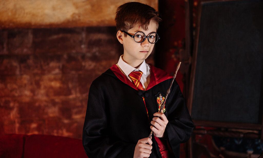 Ein Junge ist als Harry Potter verkleidet