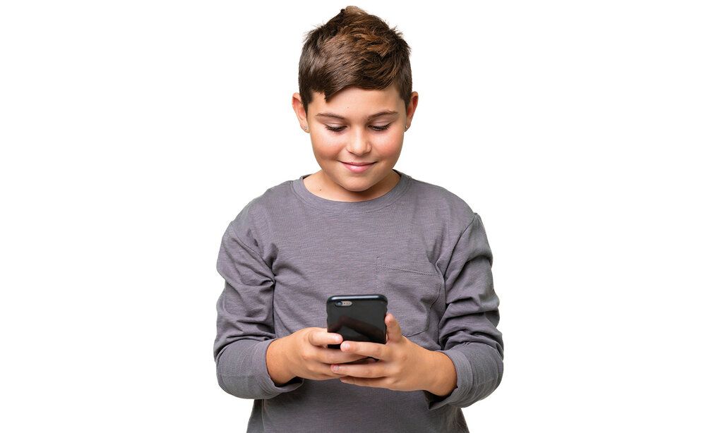 ein Junge guckt aufs Smartphone