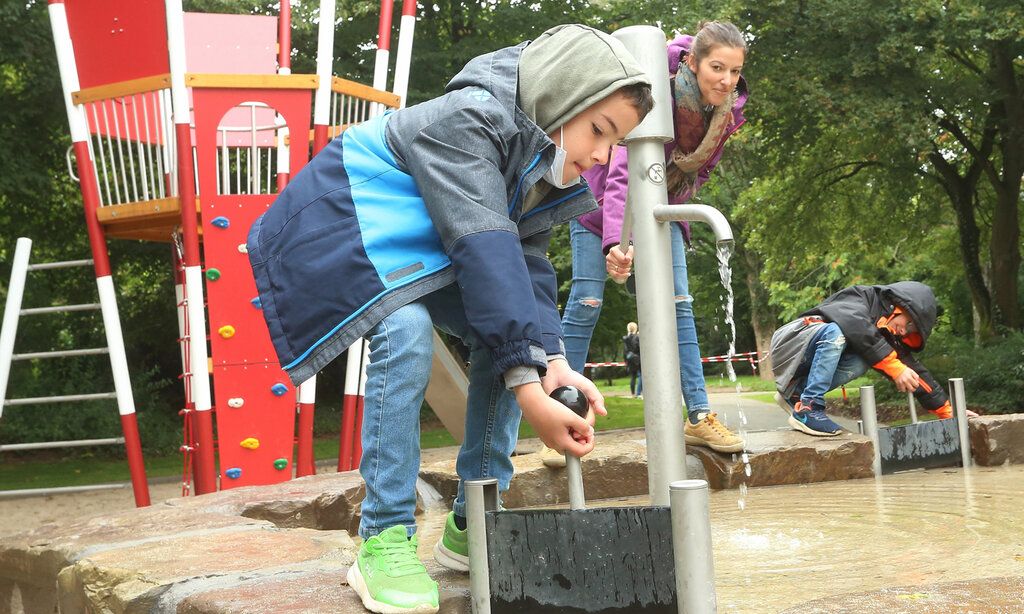 Junge spielt auf Wasserspielplatz in Garath