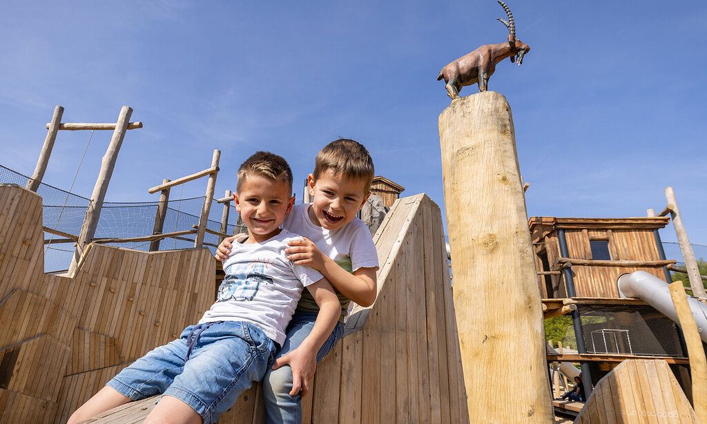 Zwei Jungs spielen in der Abenteuer Alm im Alpenpark Neuss