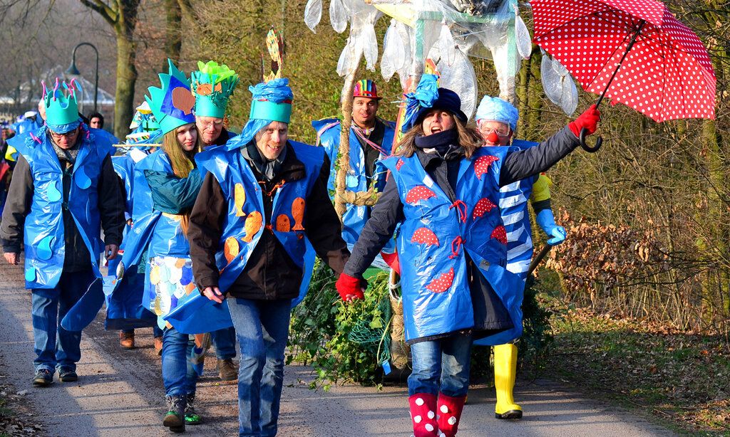 Der Karnevalszug der WfaA zieht durch den Südpark