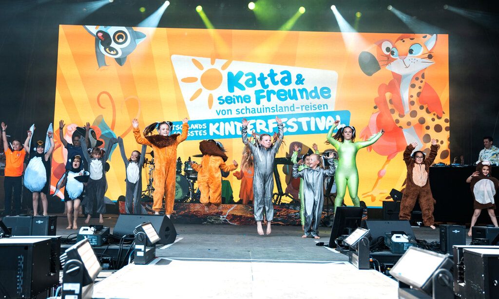 Kinder tanzen auf der Bühne beim Katta Festival