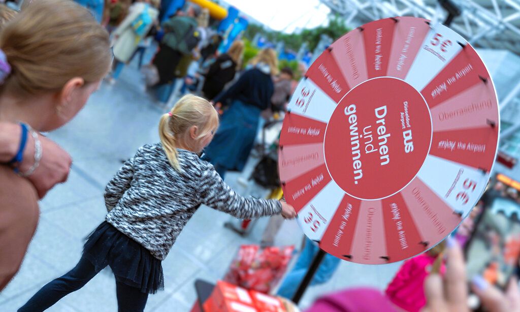 Kind am Glücksrad Düsseldorfer Flughafen