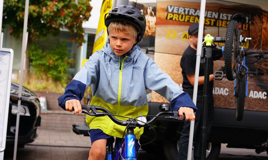 Kind mir Fahrrad an Zweirad-Prüfstation  des ADACs