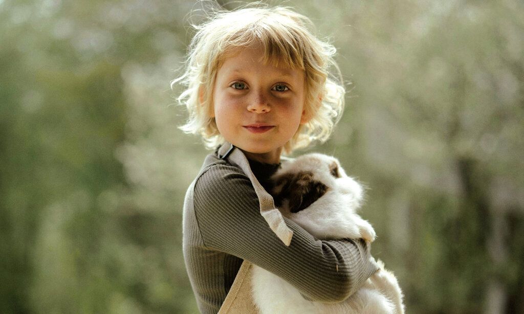 Kind mit Kaninchen, Hintergrund grün