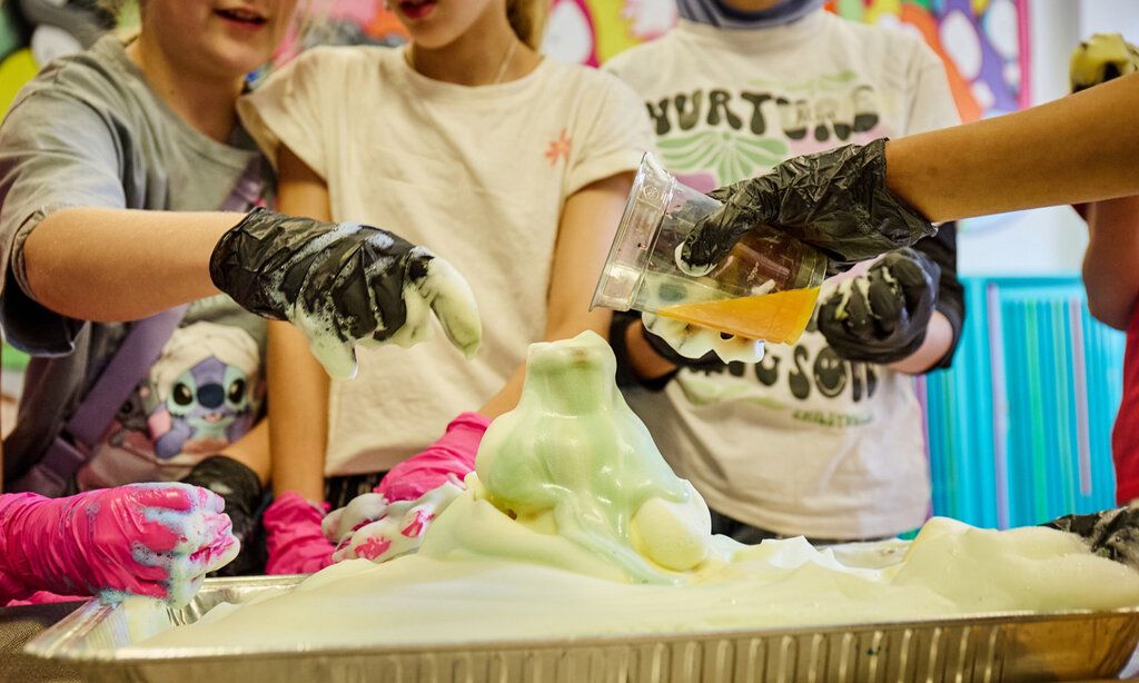 Kinder arbeiten mit Schaum