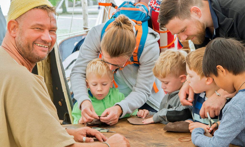 Kinder basteln beim Limesfest in Xanten