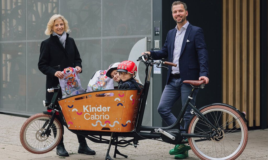 Vorstellung des neuen Leihlastenrades mit Kindertransportfunktion an der Mobilitätsstation Kirchplatz durch Katharina Metzker, Leiterin des Amtes für Verkehrsmanagement, und Dr. David Rüdiger, Geschäftsführer der Connected Mobility Düsseldorf