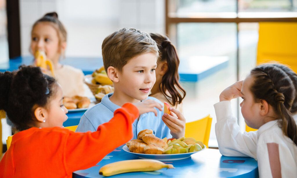 Kinder essen in der Schule
