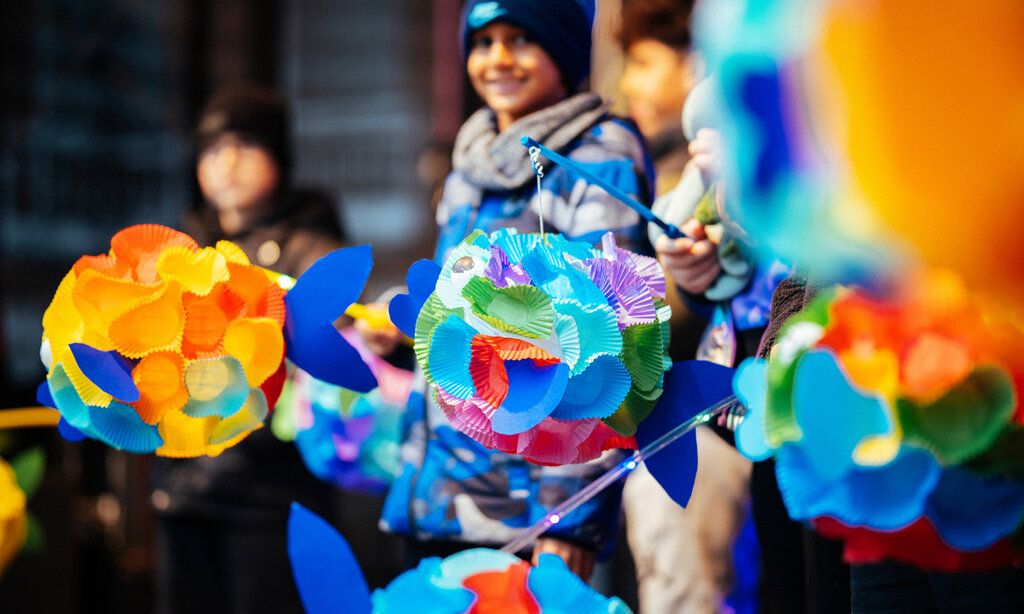 Kinder mit Laternen auf dem Martinsmarkt Monheim