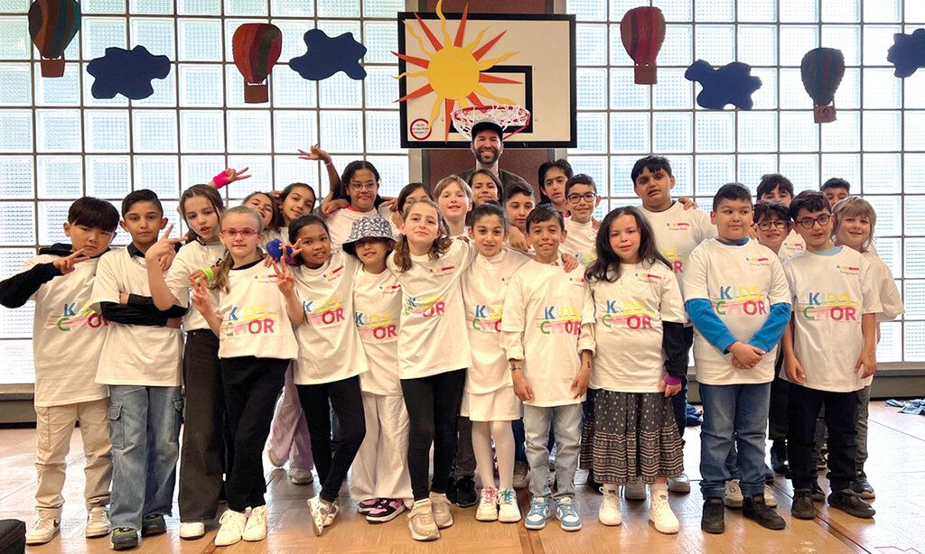 Gruppenbild vom Kids Chor mit Enkelsohn.