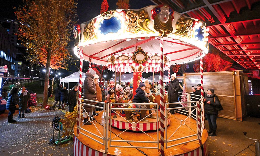 historisches Kinderkarussell im Berty-Albrecht-Park bei der Pempelfort Christmas Lounge