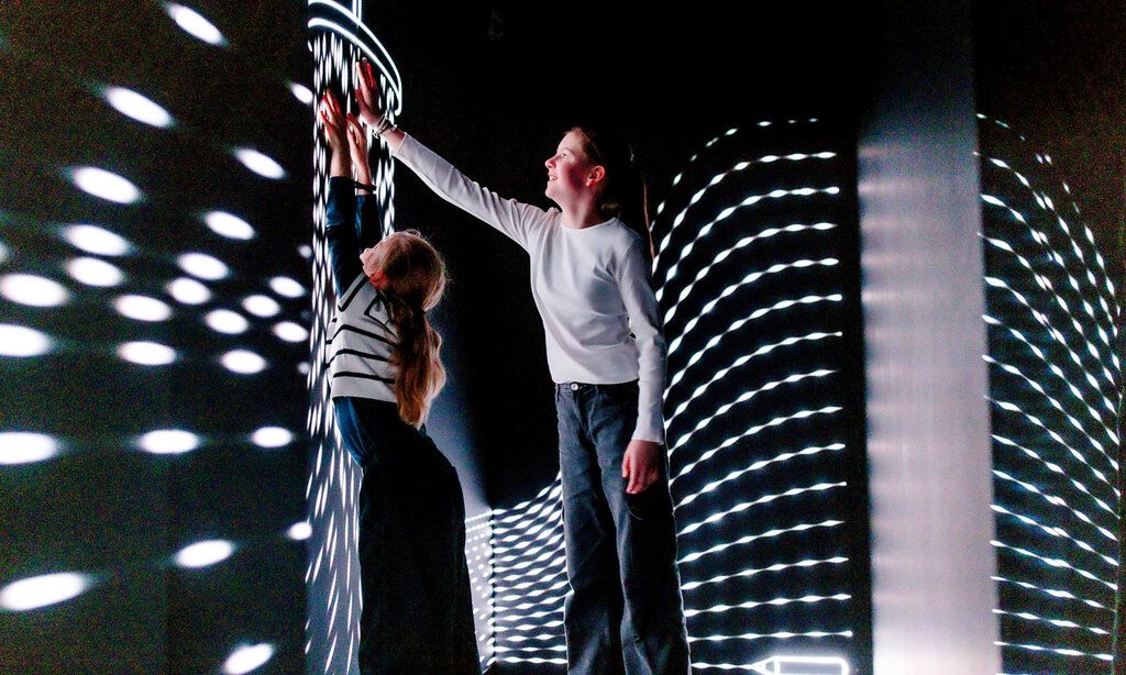 Zwei Kinder im Kinderraum des Museums Kunstpalast