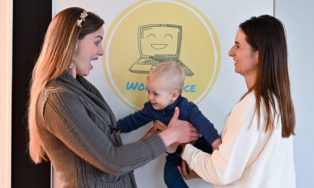 Kiwifalter zwei Frauen und ein Baby