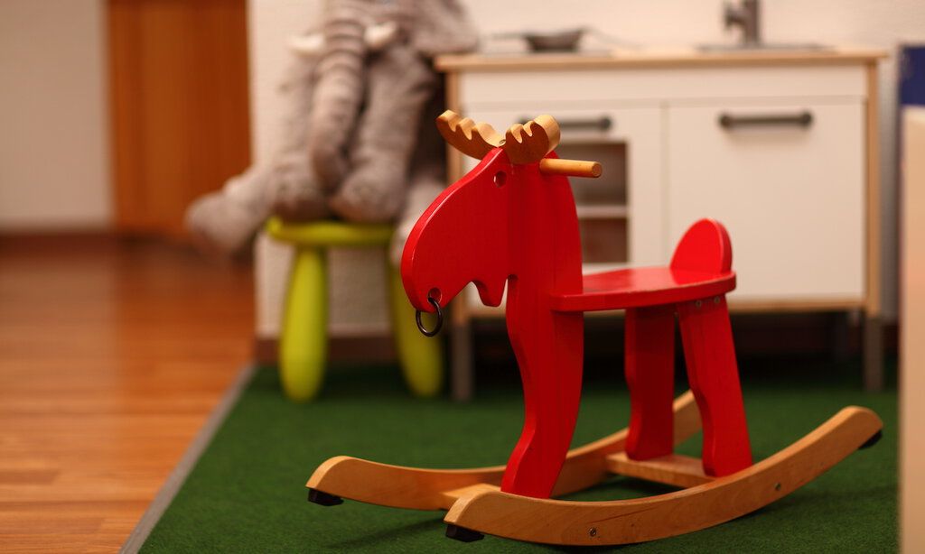 Roter Elch als Schaukelpferd