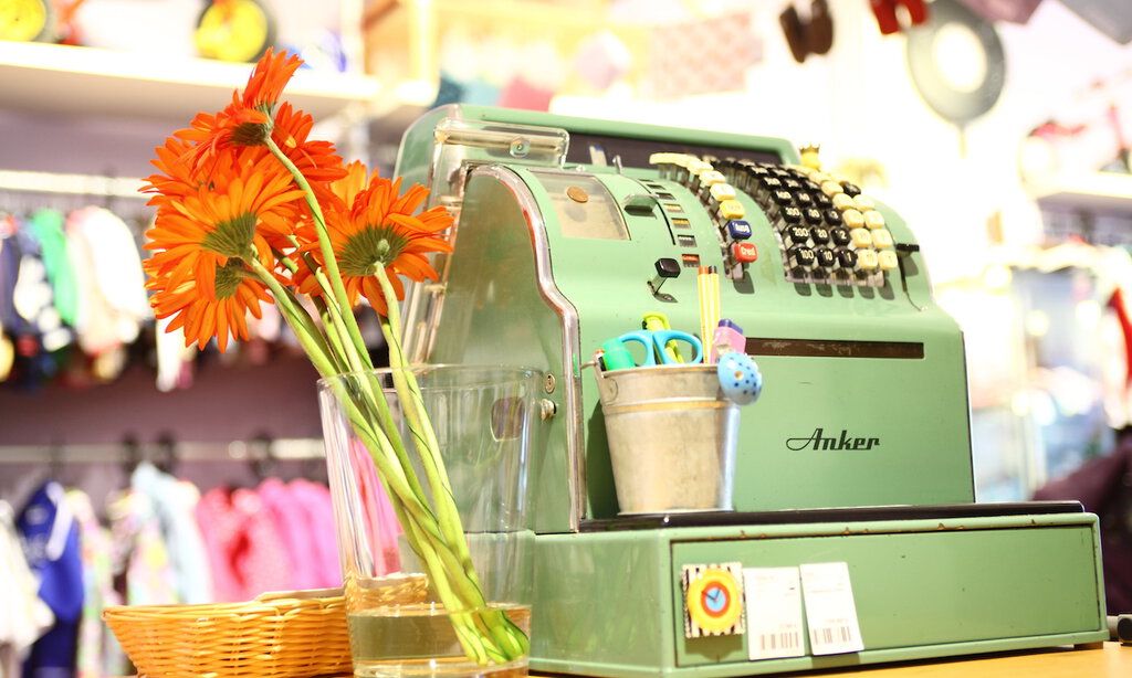 Grüne Kasse mit Blumen