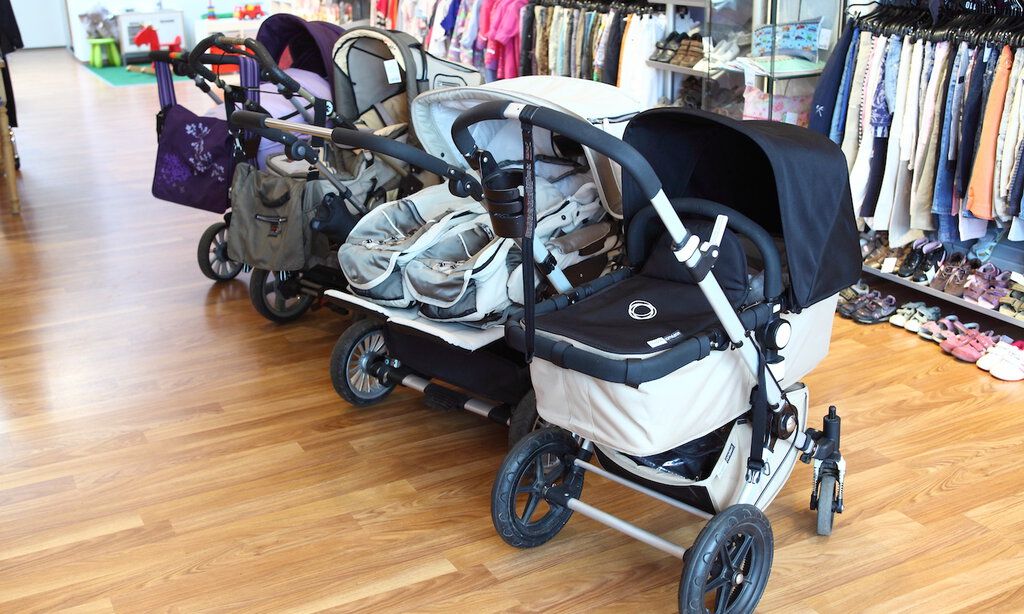 Vier Kinderwägen im Laden ausgestellt
