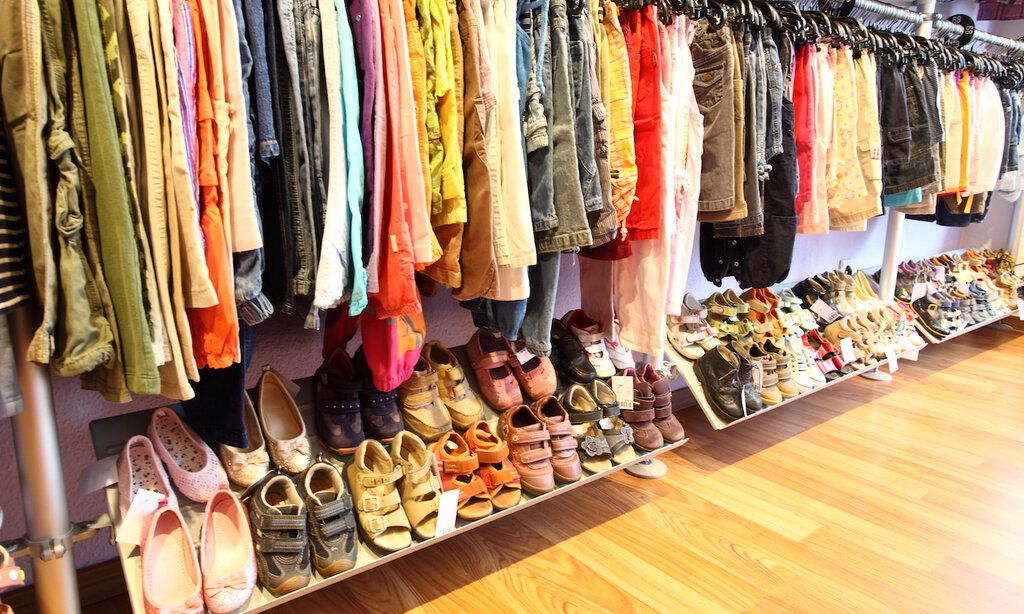 Regal mit Kinderklamotten