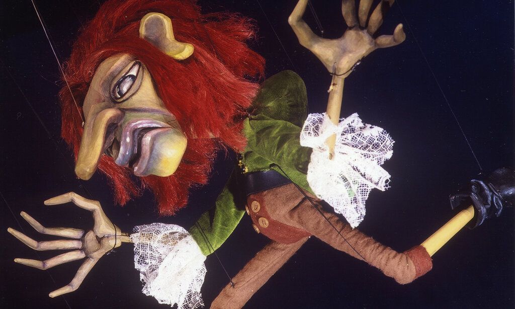 Marionette Klein Zaches genannt Zinnober vor schwarzem Hintergrund