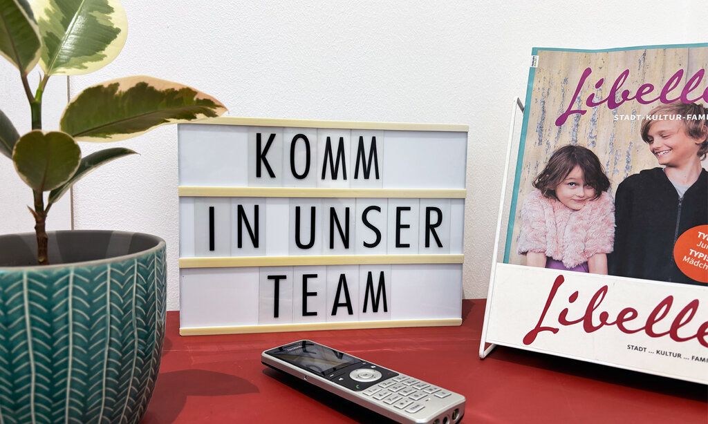 Zeitungsständer mit Schild