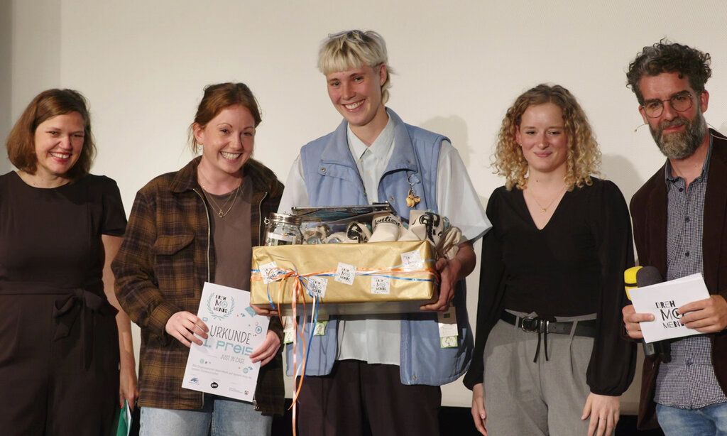Fünf Personen stehen zusammen bei der Preiverleihung 2022