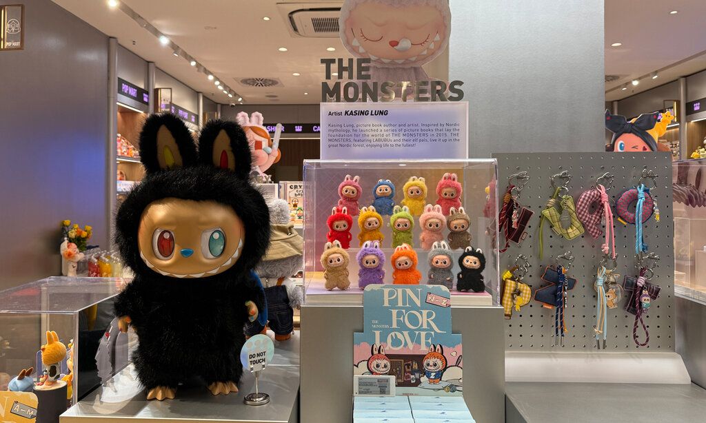 Labubu im Schaufenster von Pop Mart