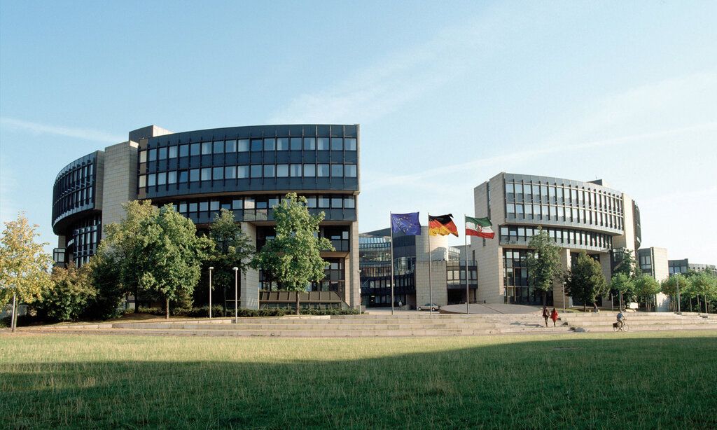 Das Landtagsgebäude NRW von außen im Sommer, im Vordergrund eine Wiese