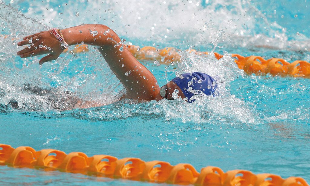 Schwimmer krault durch ein Schwimmbecken
