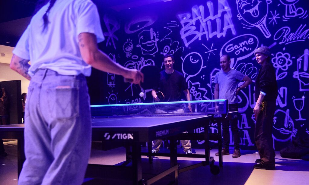 Leute spielen Tischtennis in den Räumen von BallaBalla