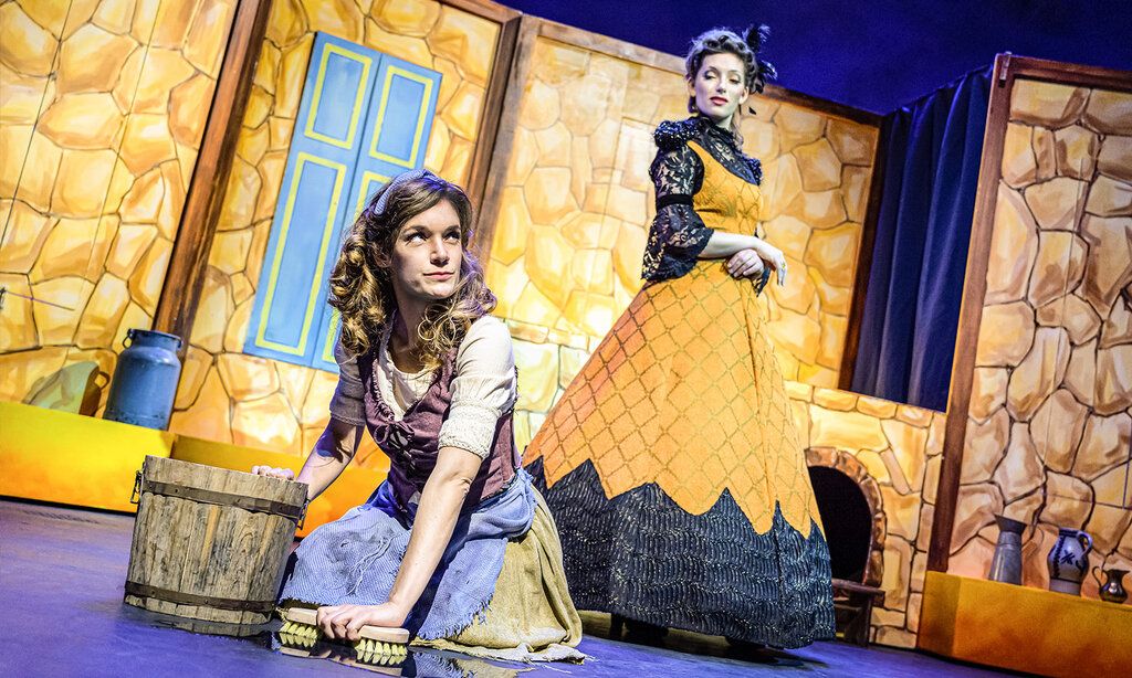 Stiefmutter zwingt Aschenputtel den Boden zu putzen