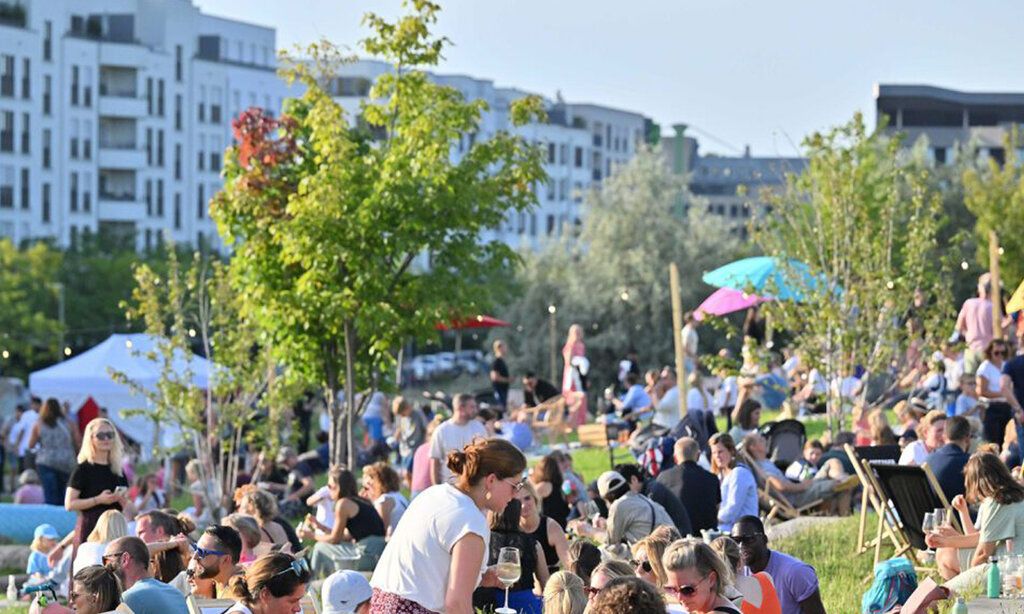 Besucher:innen des Sommerfestes Liebe das Leben im Maurice Ravel Park