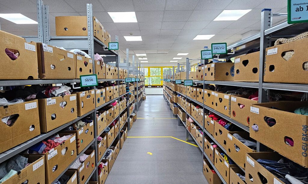 Gang mit Lagerregalen bei Loribox