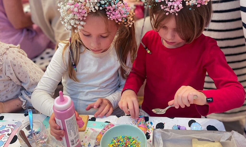 Mädchen basteln mit Streuseln beim Familiy-Circle-Event