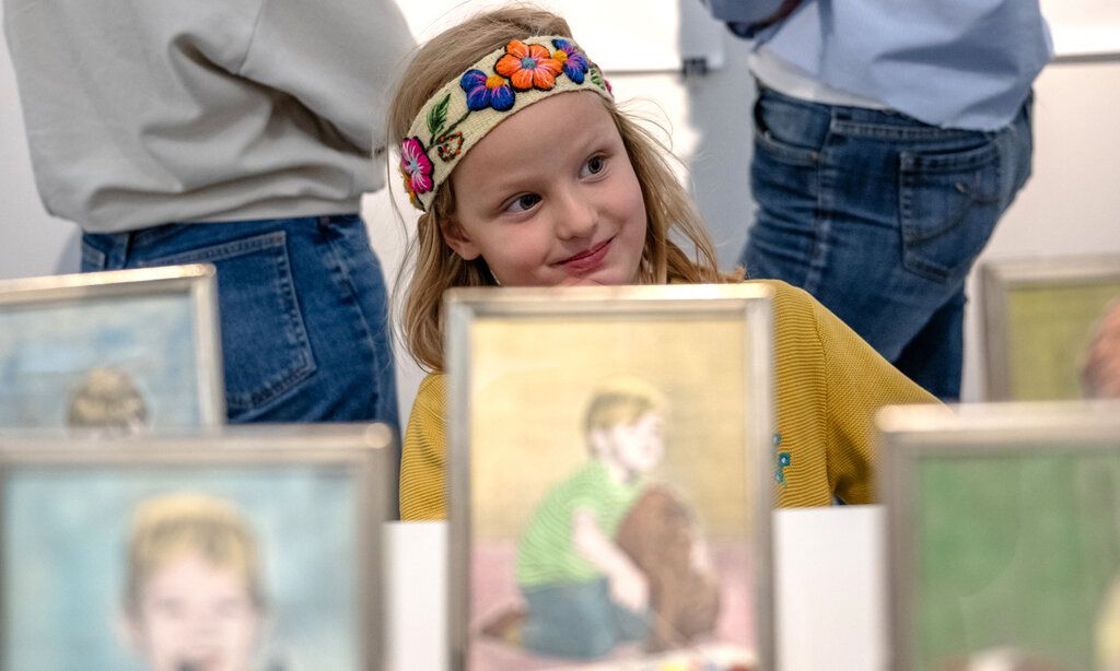 Mädchen bei Hans-Peter Feldmann-Ausstellung