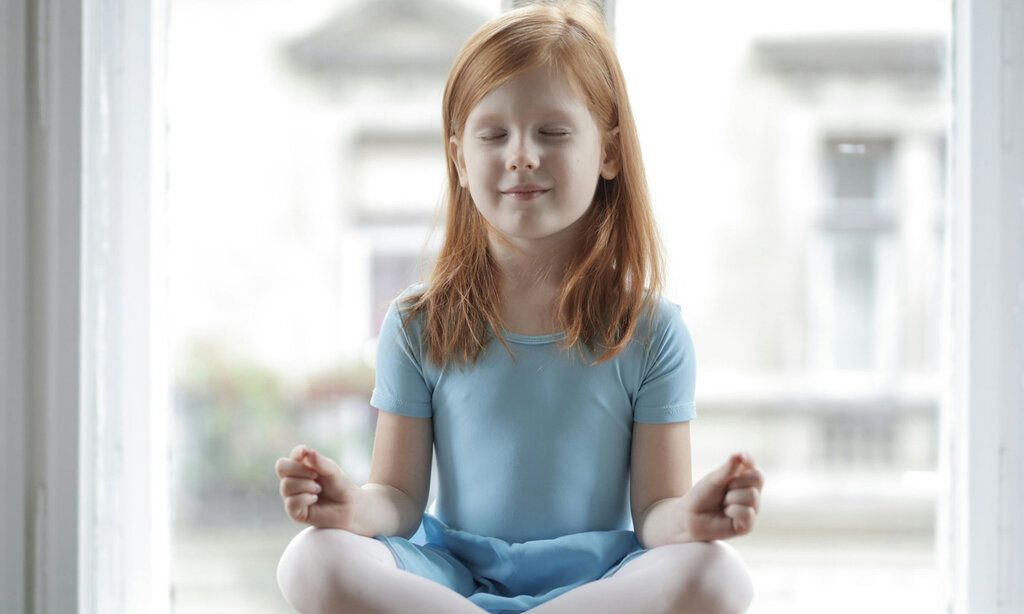 Mädchen macht Yoga
