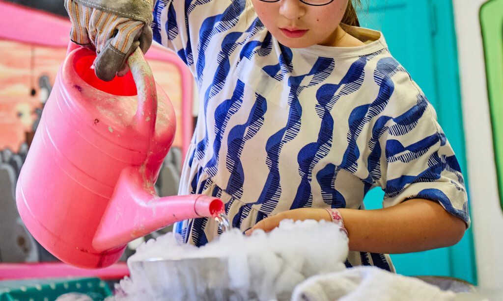 Mädchen mit Gießkanne, beim #MACHMA Workshop