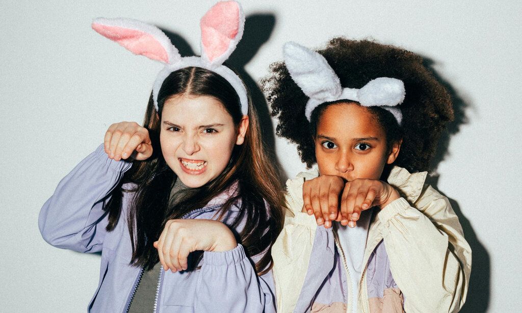 Porträtvon zwei Mädchen, die Haarreifen mit Plüsch-Hasenohren tragen