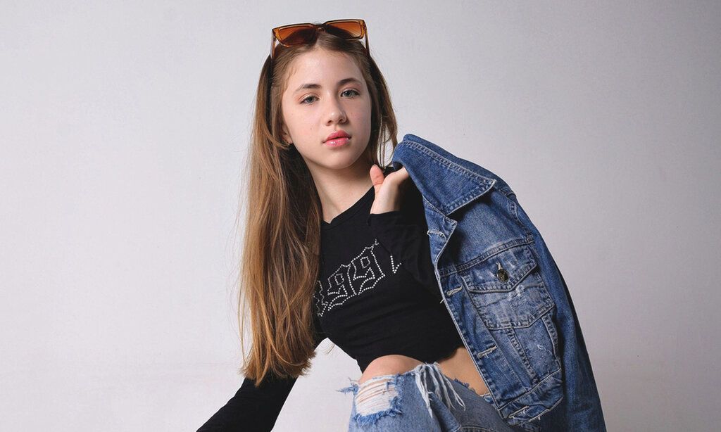 Mädchen mit Jeansjacke