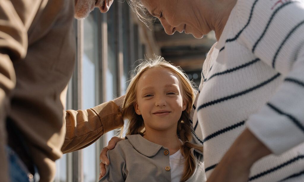 ein Mädchen mit Opa und Oma