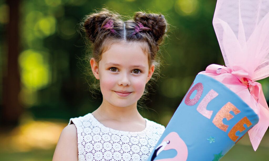 Porträt eines Mädchens mit Schultüte