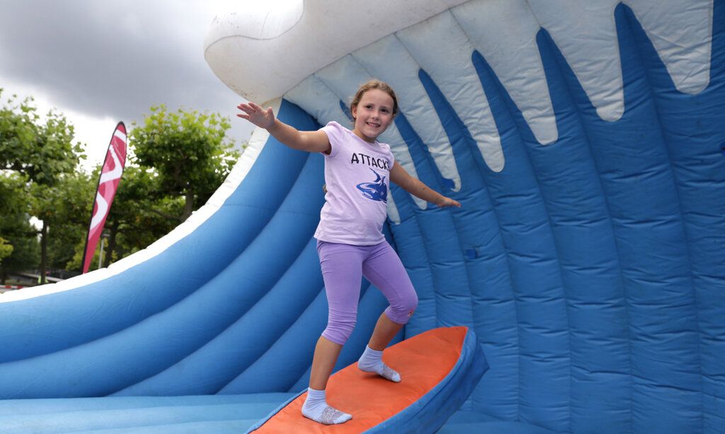 Mädchen beim Olympic Advenrure Camp Surfsimulator