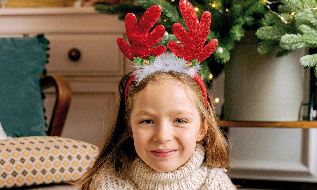 Mädchen mit glitzerndem Rentiergeweih-Haarreif