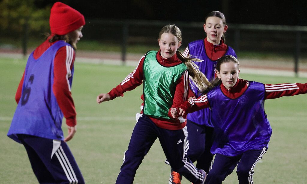 Eine Mädchen-Fußballmannschaft der Sportfreunde Gerresheim testete den neuen Platz an der Klotzbahn bei der Eröffnung.