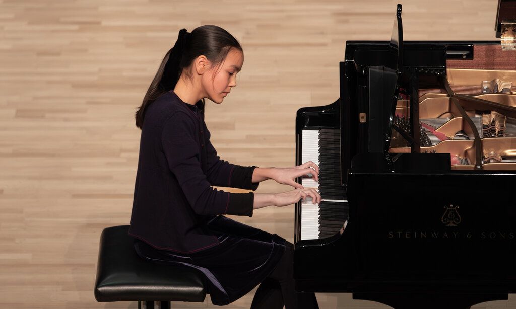 Impressionen vom Regionalwettbewerb "Jugend musiziert" 2026 in Düsseldorf, Mädchen spielt an einem Flügel